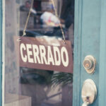 Cerrado-a-Spanish-closed-sign-on-the-door-during-Siesta-time