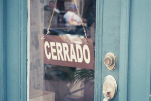 Cerrado-a-Spanish-closed-sign-on-the-door-during-Siesta-time