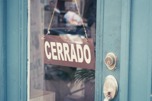 Cerrado-a-Spanish-closed-sign-on-the-door-during-Siesta-time