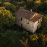 Old_abandoned_stone_farmhouse_in_rural_Galicia_Spain_overgrown_garden_golden_hour_light_realistic_photography_1_2000