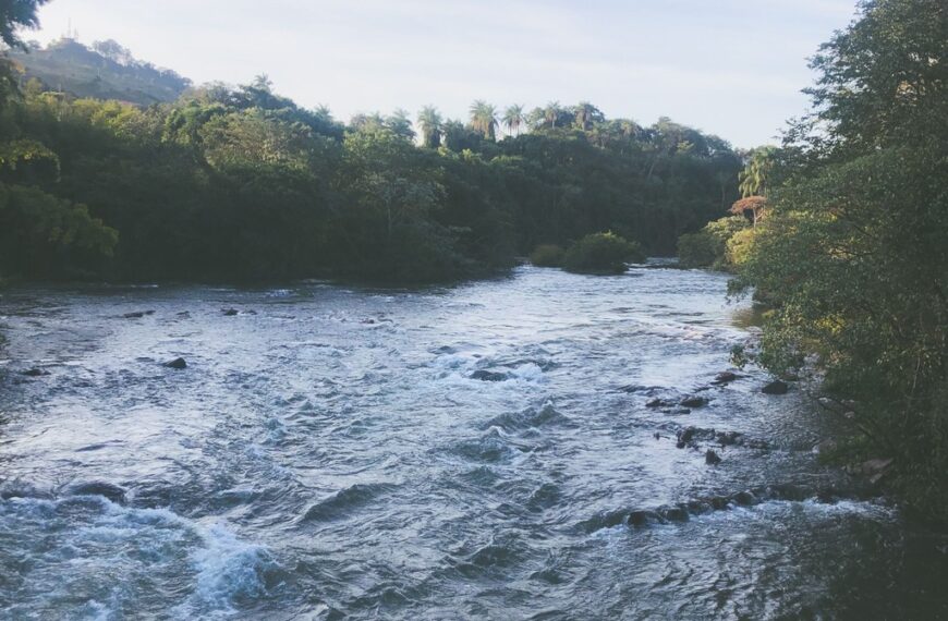 A Short Riverside Walk Along the Río Cabe